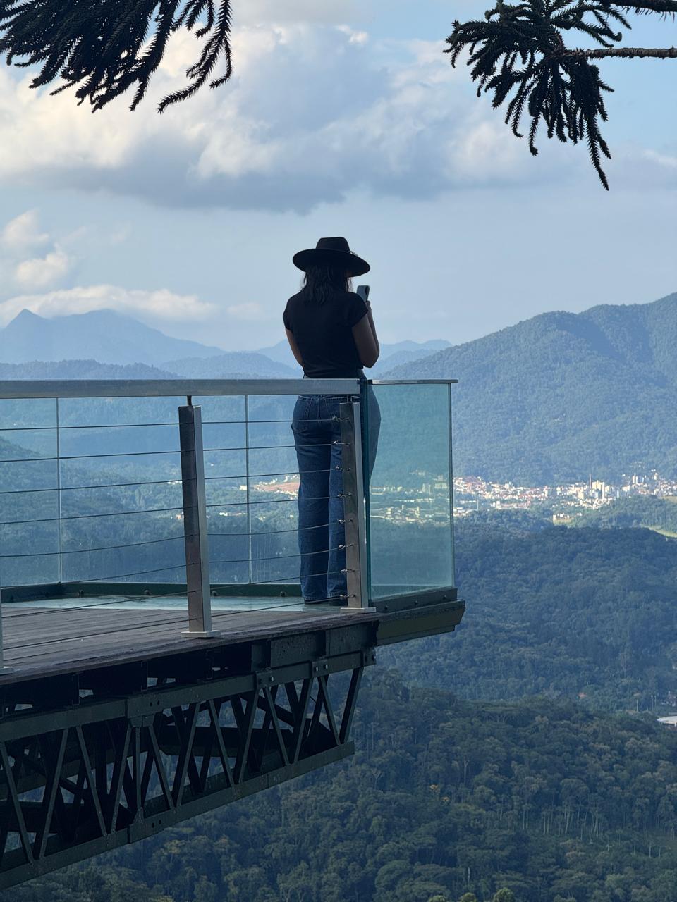 Ana Caroline observando uma paisagem durante uma produção em locação
